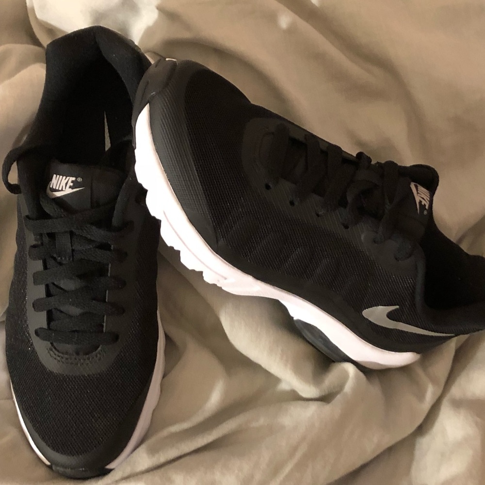 🔥NWT🔥Nike Air Max Invigor Women’s Sneaker